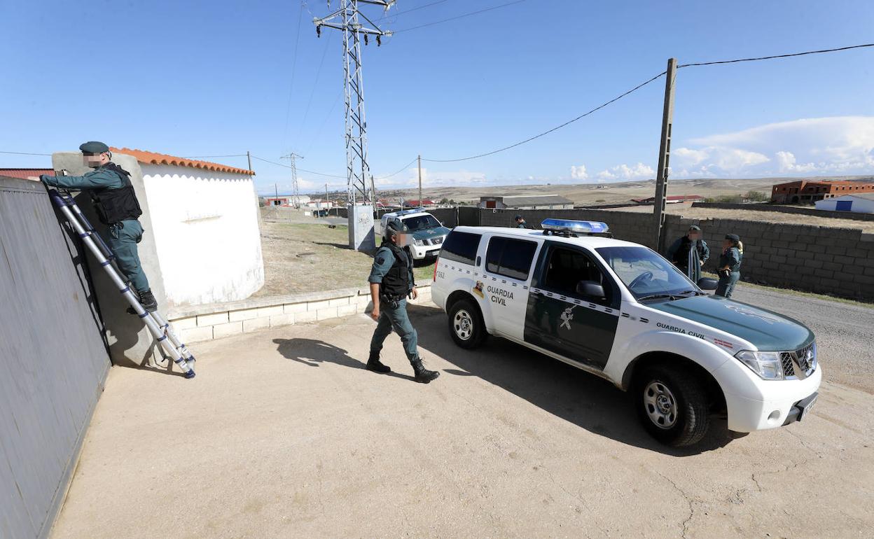 Agentes de la Guardia Civil junto a la finca investigada del Polígono Ganadero. :: lorenzo cordero