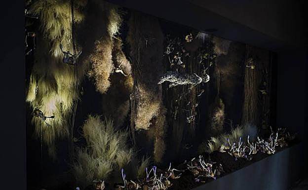 Imagen principal - Arriba, la instalación Constelación, de Thierry Boutemy. Abajo, los miembros de Flor Motion y Boutemy. 