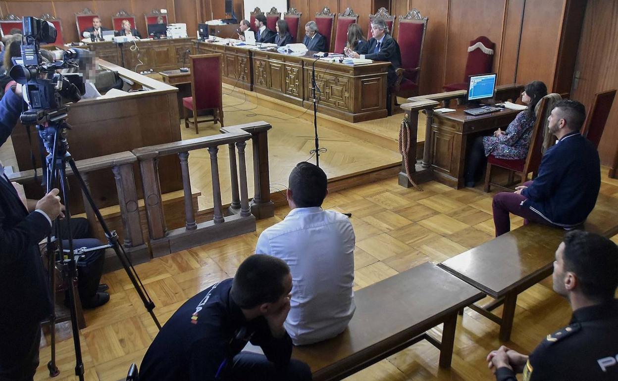 Los dos acusados sentados en el banquillo frente al tribunal. :: C. MORENO