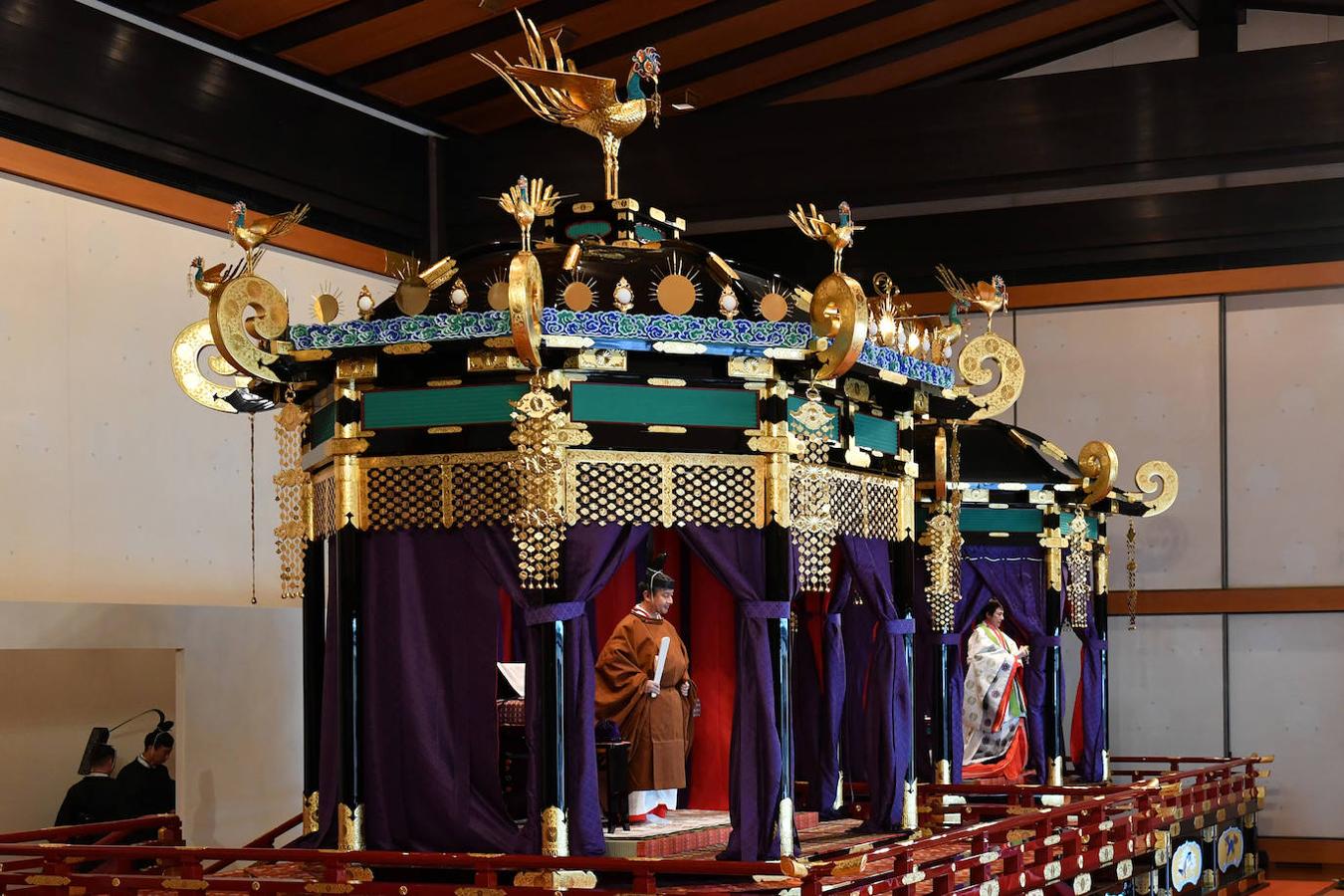 El emperador japonés Naruhito y la emperatriz Masako durante la ceremon