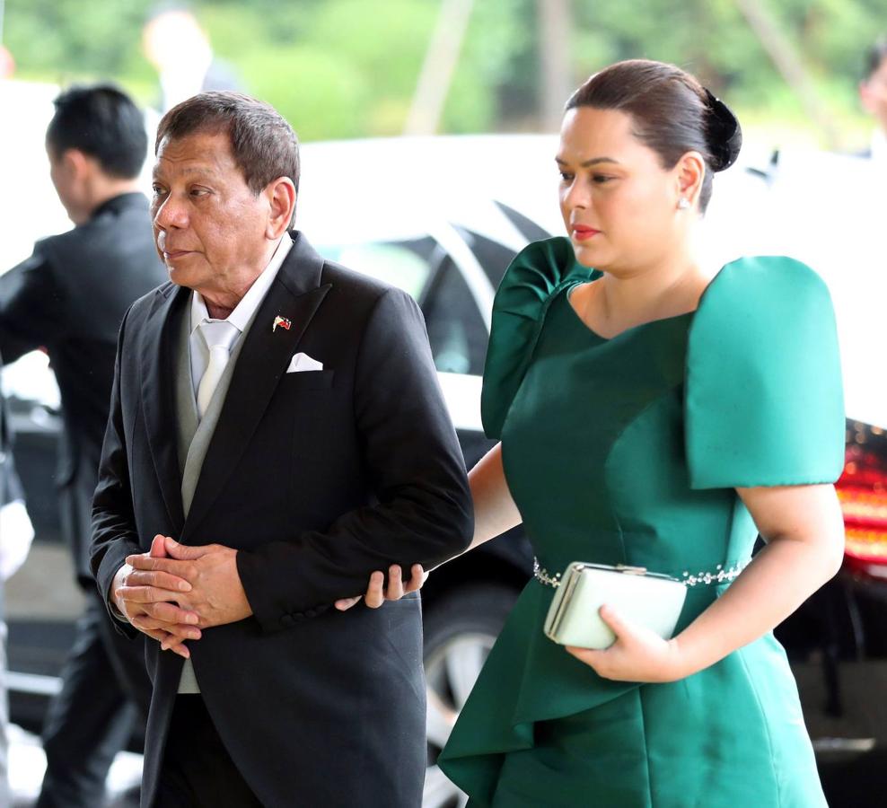 El presidente filipino Rodrigo Duterte (i) y su hija Sara Duterte.