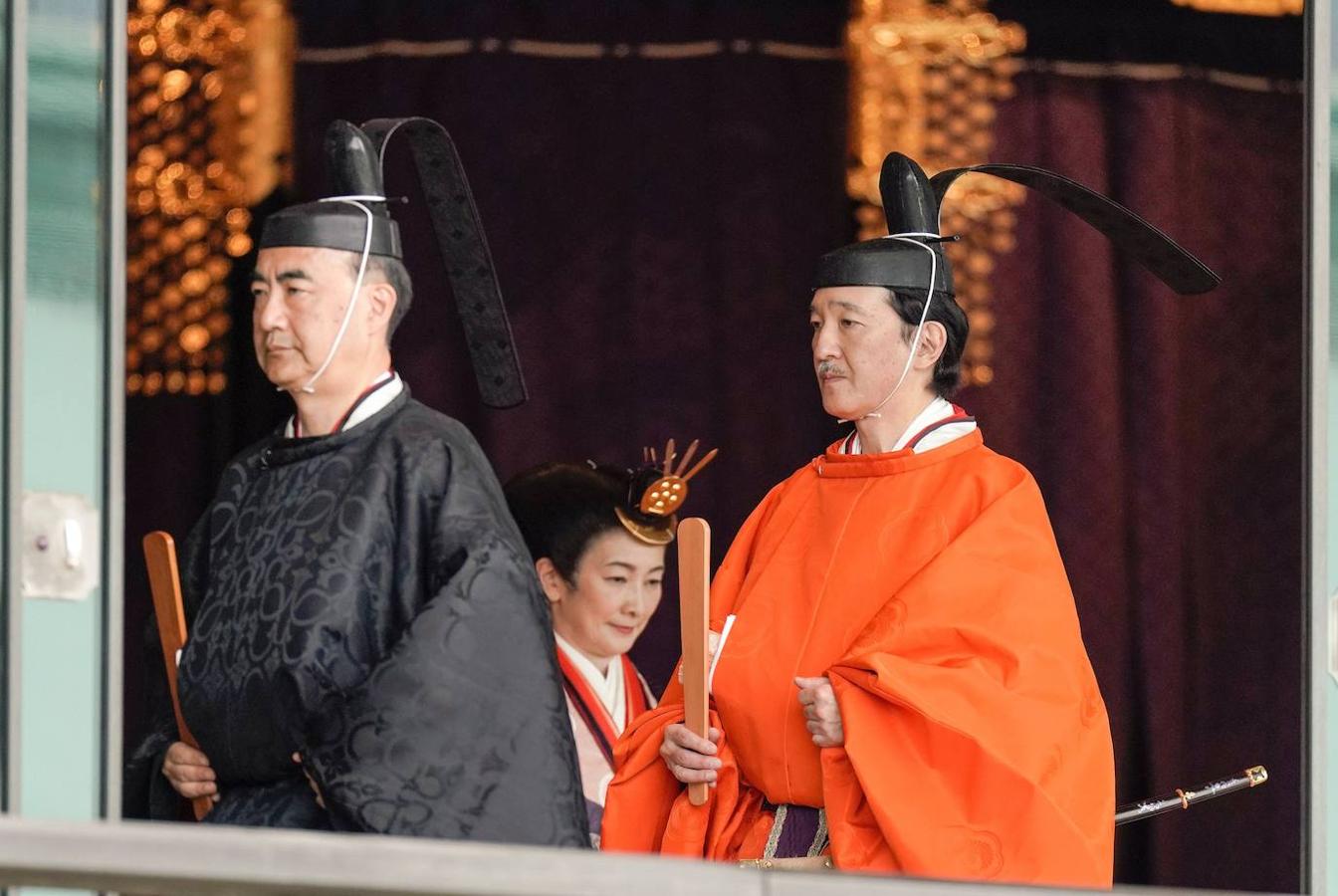 El príncipe heredero japonés Akishino (d) abandona la sala de ceremonias.