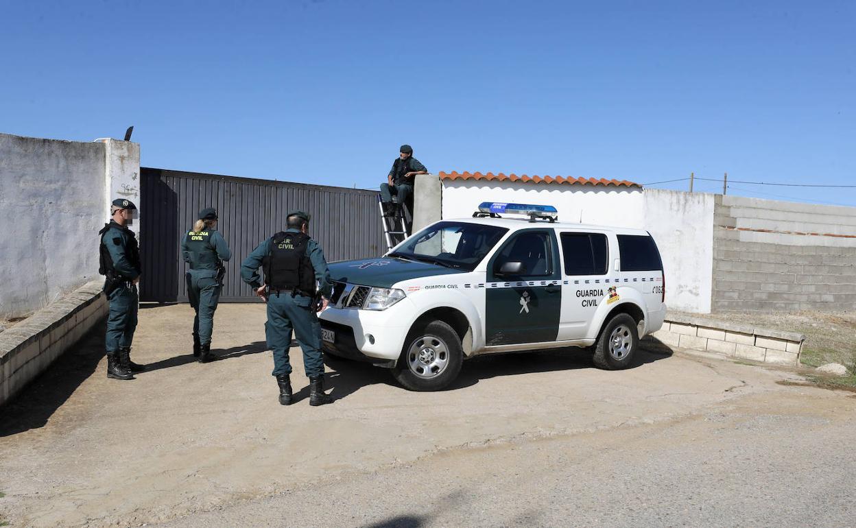 Agentes de la Guardia Civil custodiando el lunes en una finca del Polígono Ganadero. ::