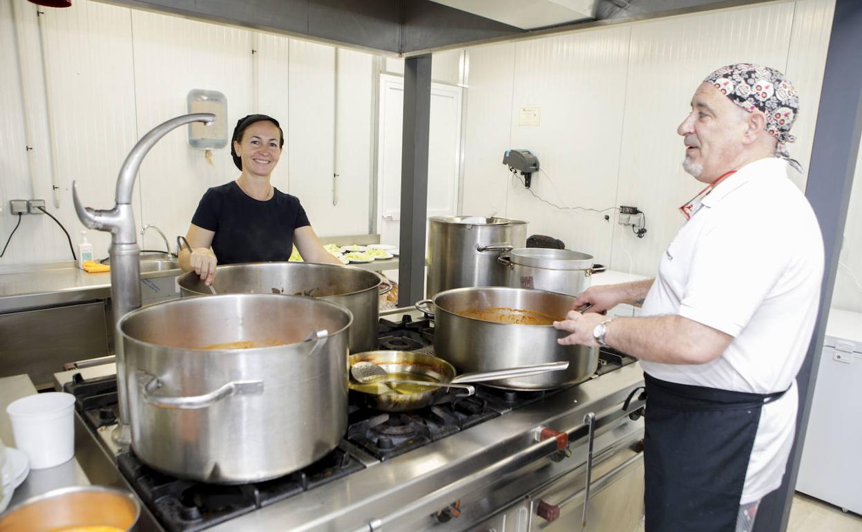 Los cocineros preparan el menú para servir en la cafetería bajo carpa del Universitario. 