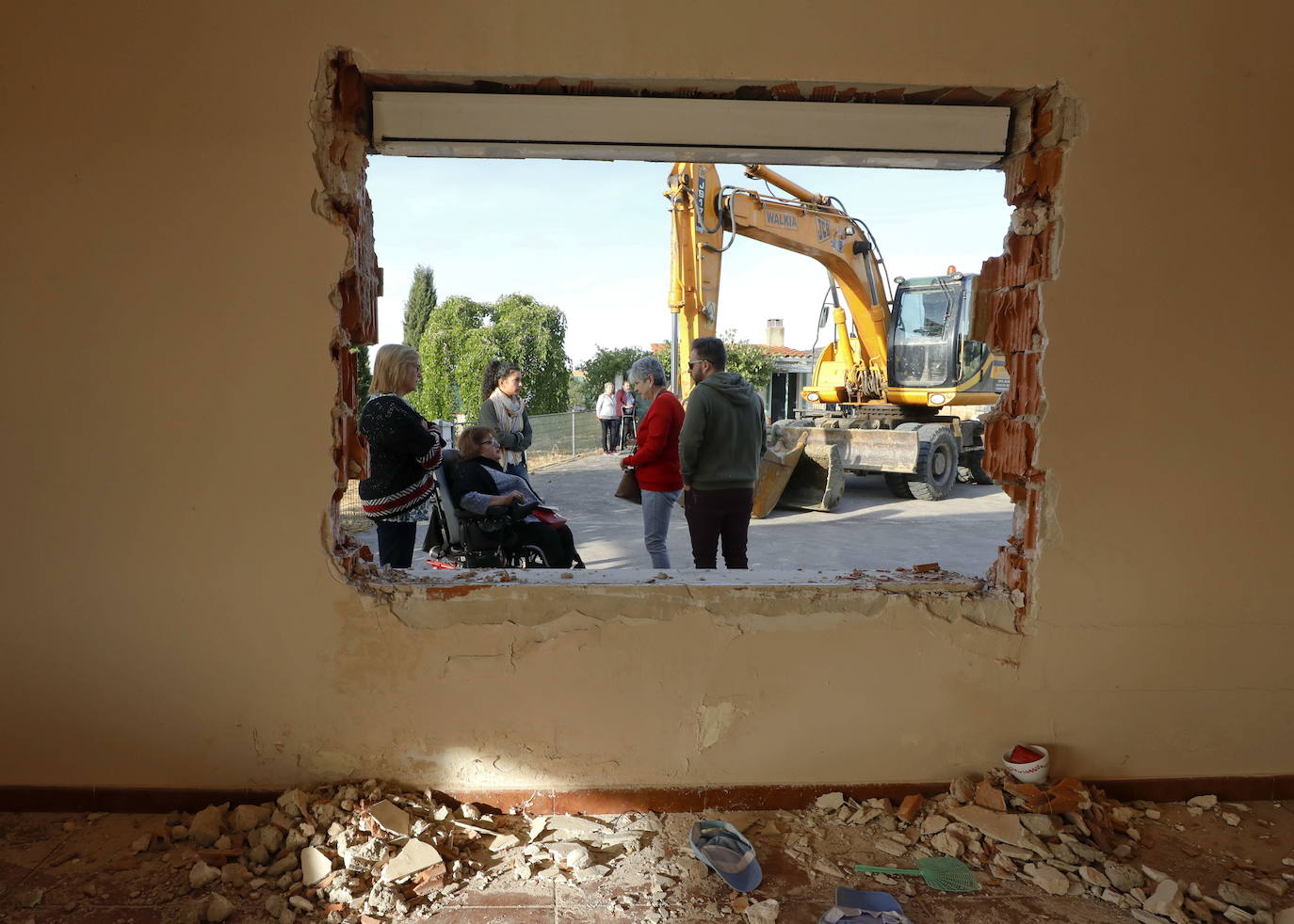 Segunda demolición. En Sierra de Fuentes (Cáceres): El 23 de septiembre derribaron la parte del chalé de Mercedes Expósito construida ilegalmente en 2010 en una Zona de Especial Protección para las Aves (ZEPA).