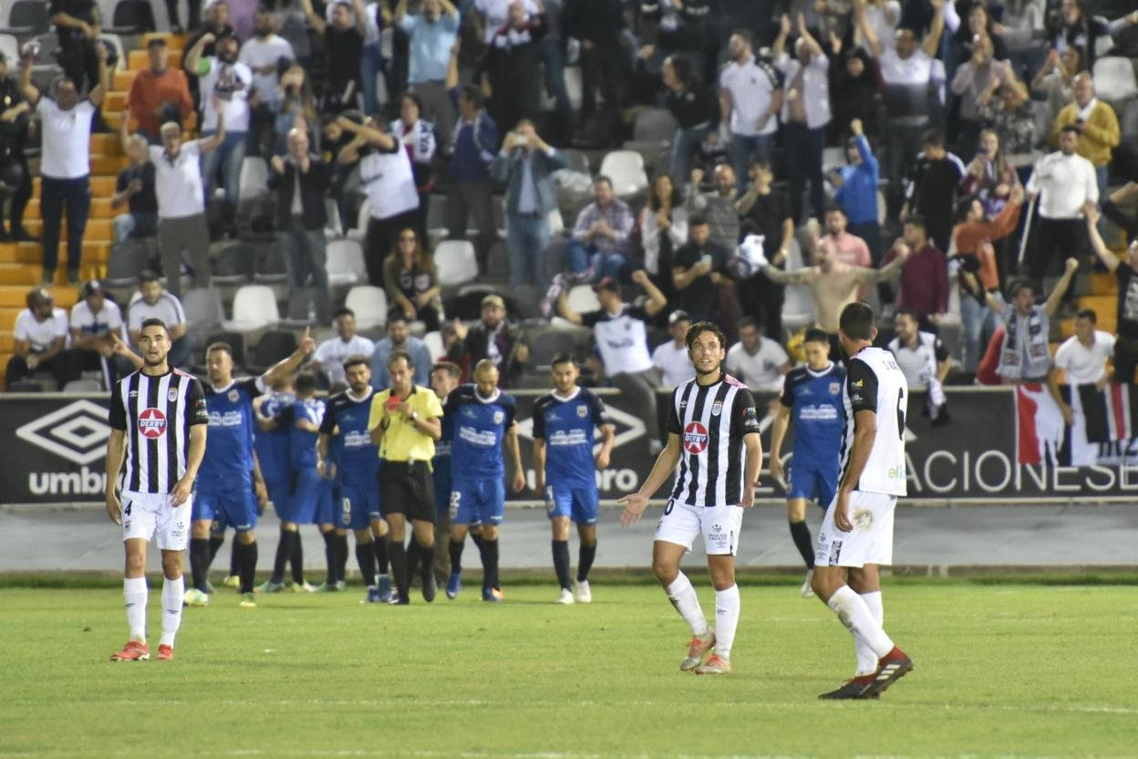 Los jugadores del Mérida celebran el gol de Álex Jiménez ante la impotencia de Álex Corredera, Iván Casado y Sergi Maestre. :: J. V. ARNELAS