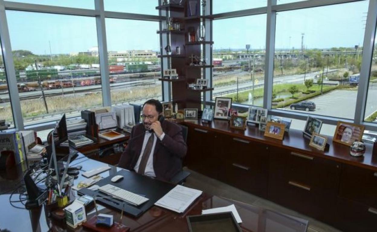 Un directivo habla por teléfono desde su despacho.