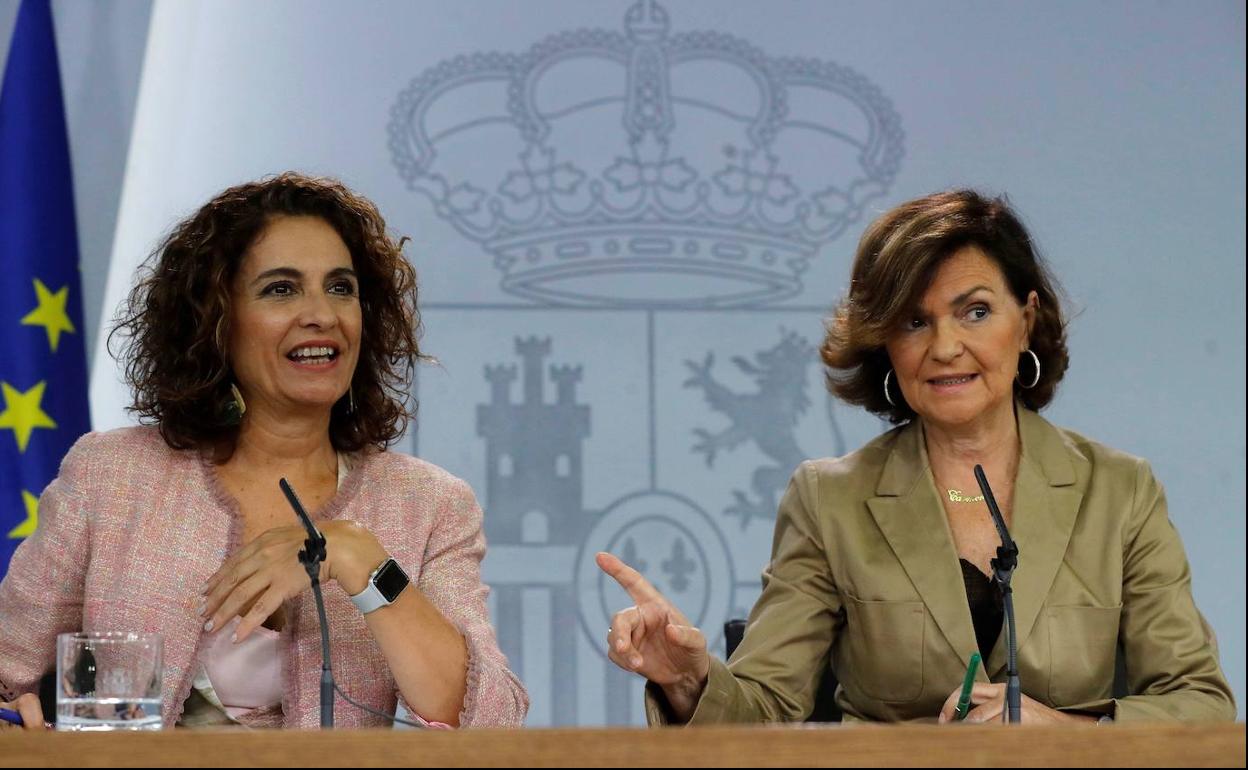 María Jesús Montero, ministra de Hacienda, y Carmen Calvo, vicepresidenta del Gobierno. :
