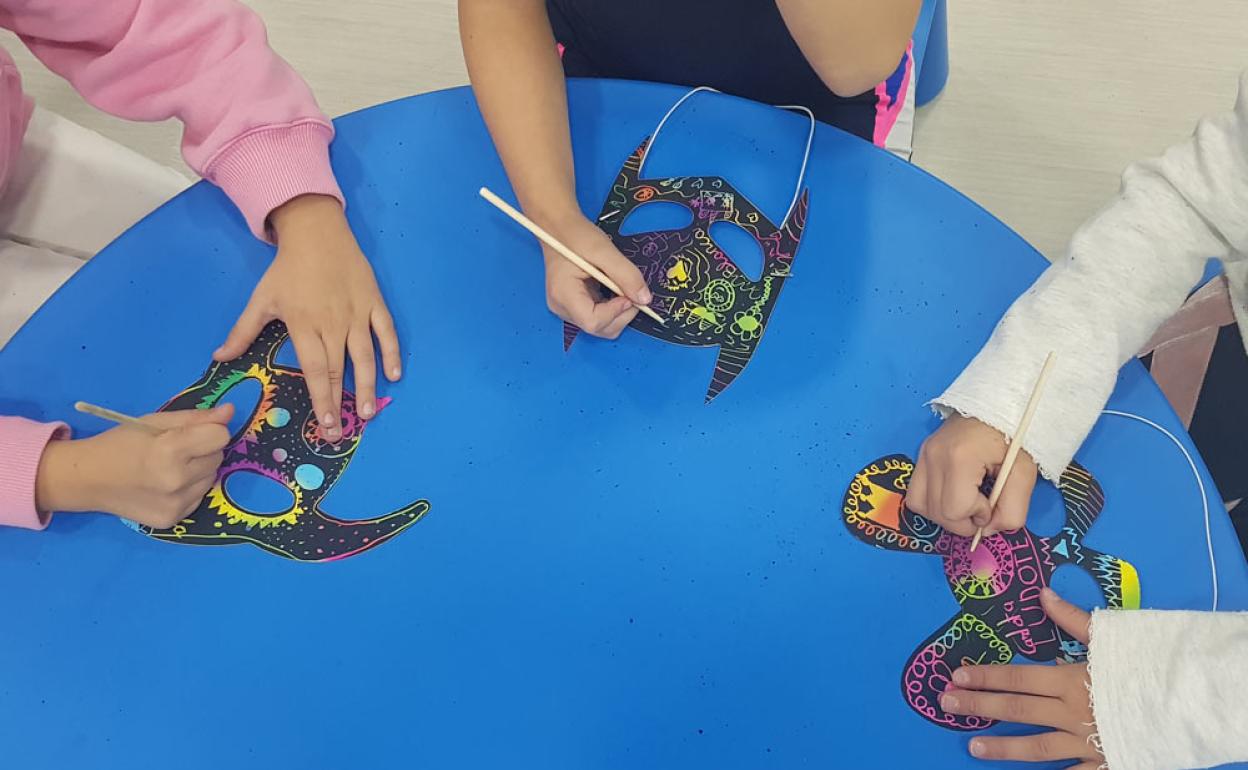 Fiestas temáticas con disfraces, bailes y deporte en Cáceres