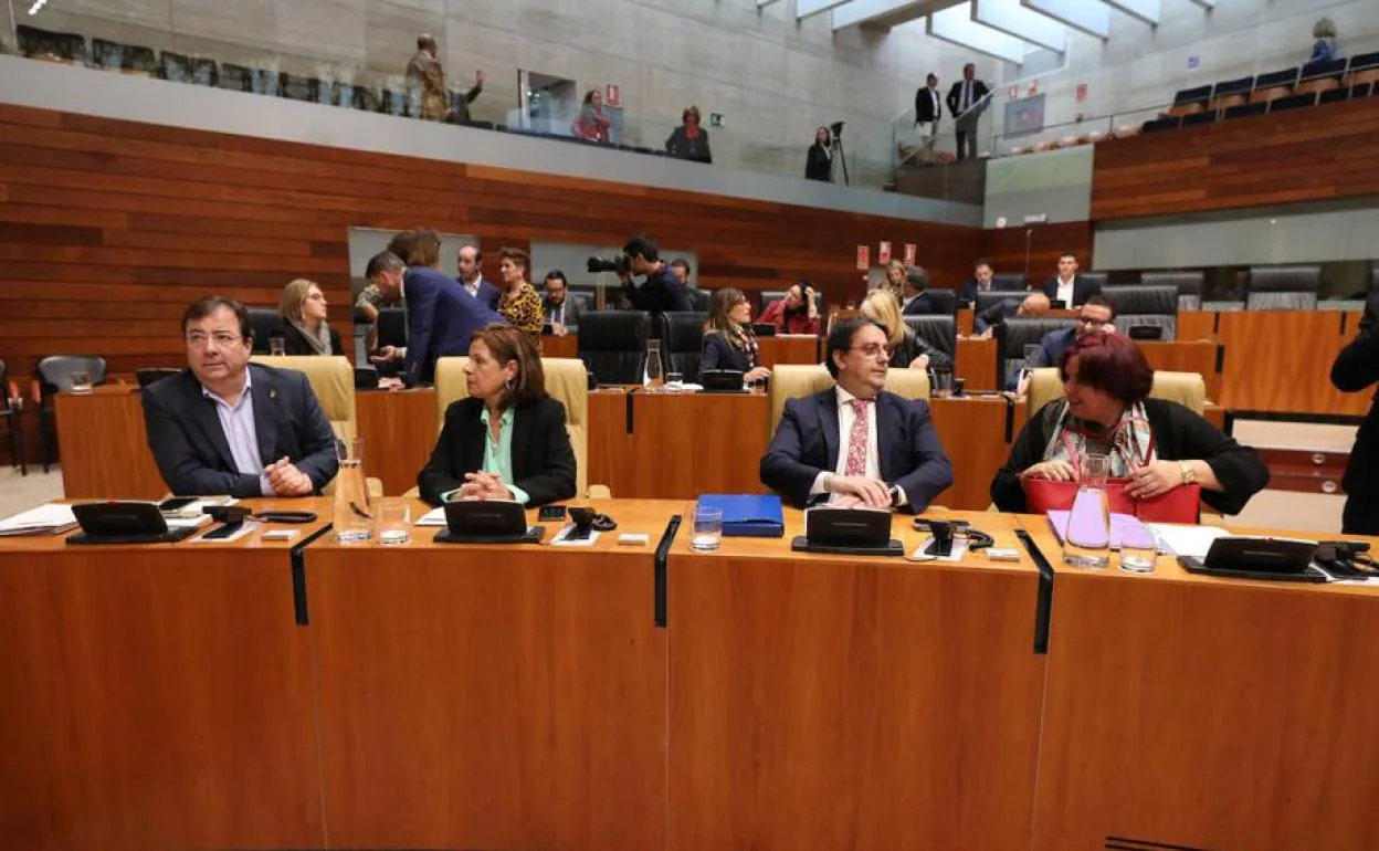 Fernández Vara, presidente de la Junta, junto a los vicepresidentes Blanco-Morales y Vergeles. 