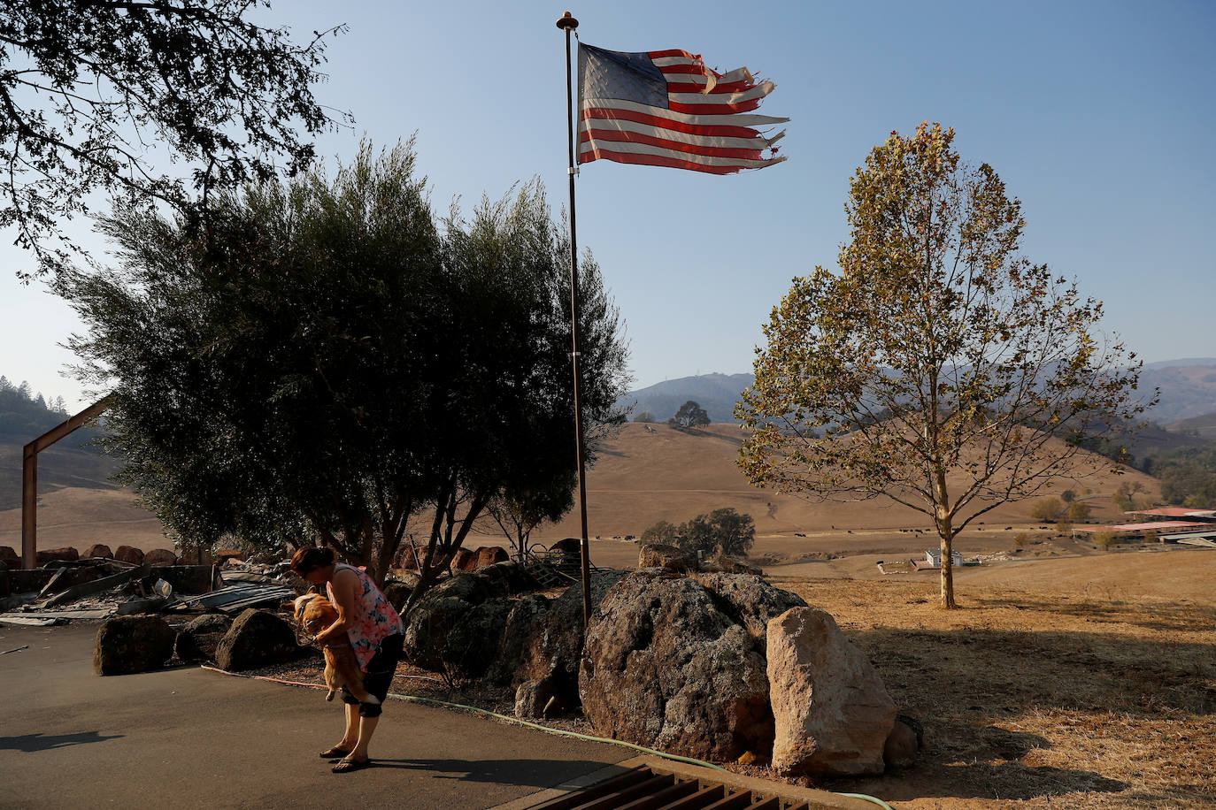 Stephanie LaFranchi observa los restos calcinados de su casa familiar en Kincade