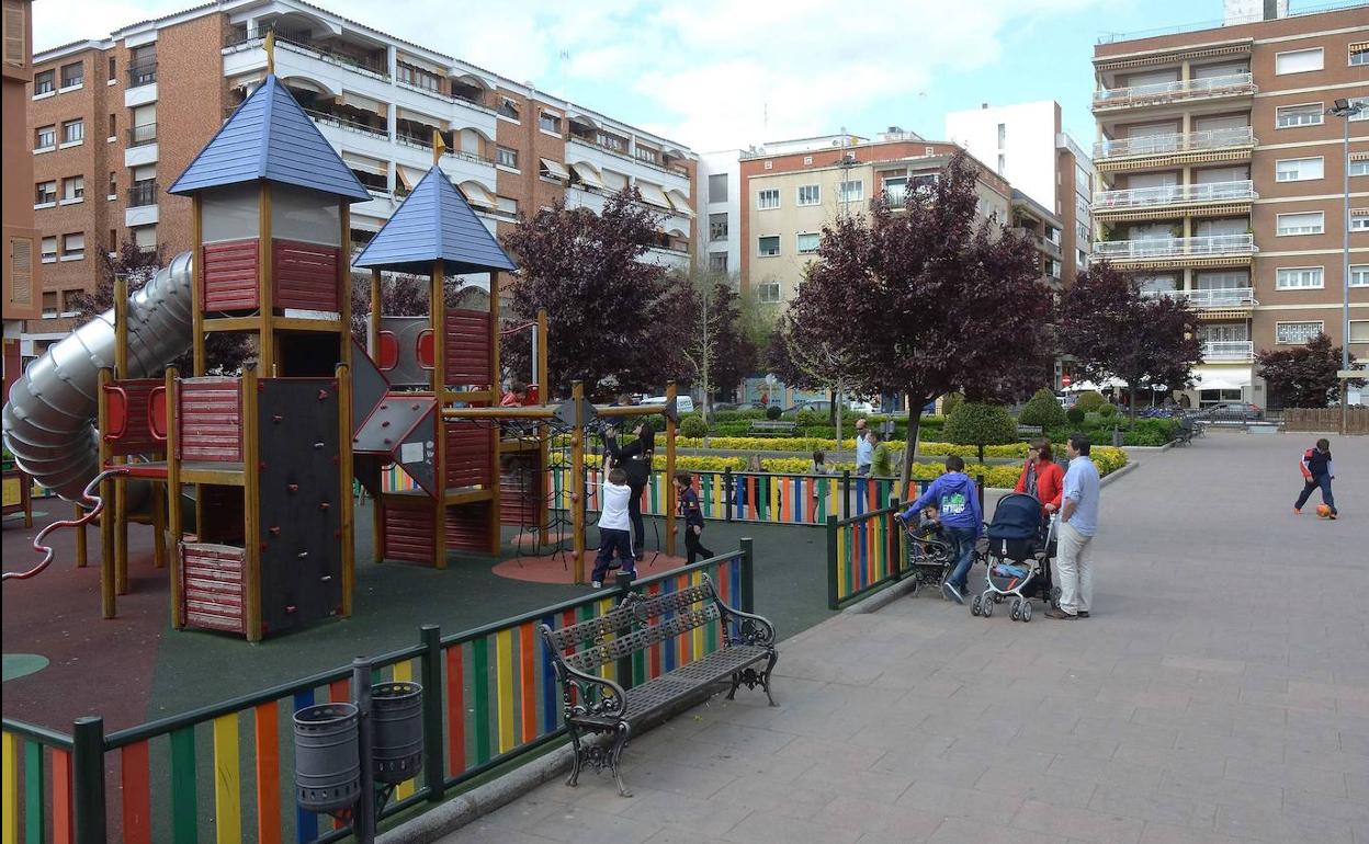 Zona de juego para niños en la plaza de los Alféreces.