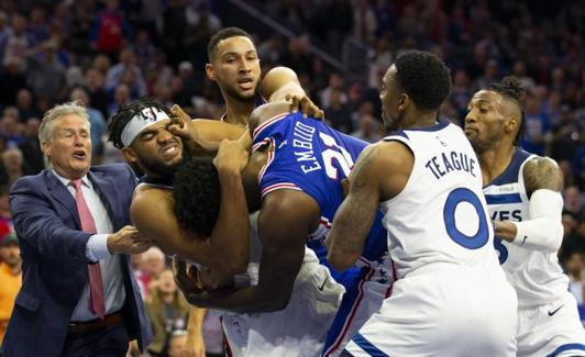 Un momento de la pelea entre Towns y Embiid. 