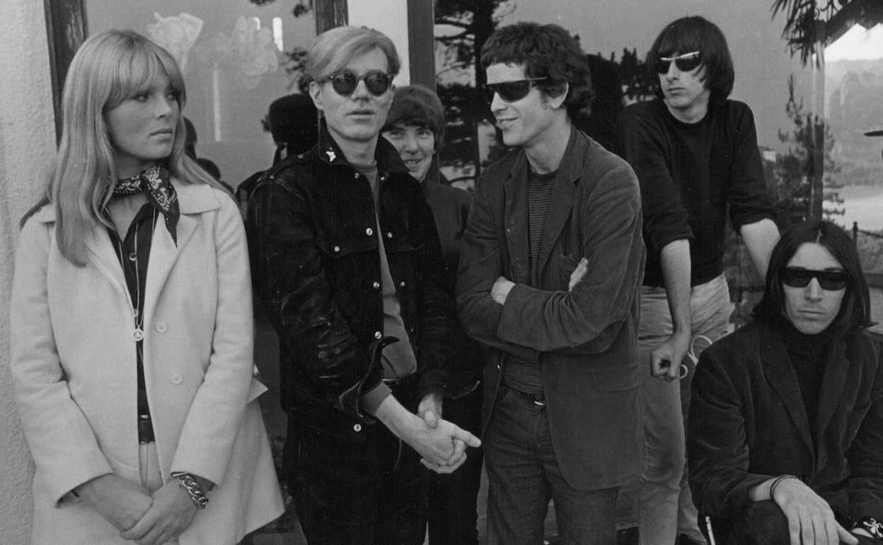 Nico, Andy Warhol y Lou Reed (de izq. a der.), integrantes de The Velvet Underground en 1966