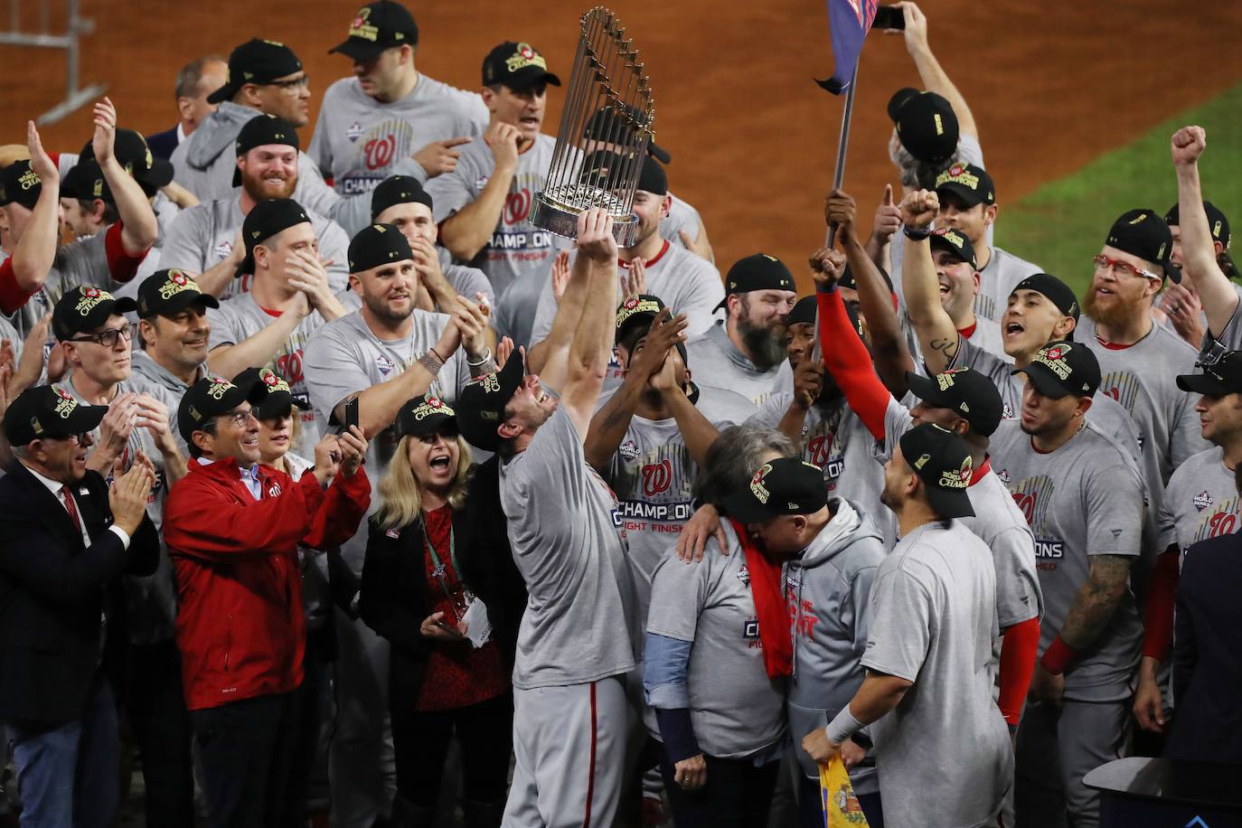 Los Washington Nationals se impusieron a los Houston Astros por 6-2 en el séptimo y decisivo juego, conquistando las Series Mundiales de béisbol por primera vez en su historia. 