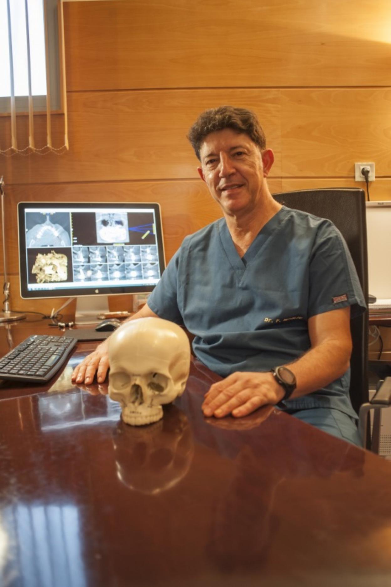 Florencio Monje en su clínica privada de Badajoz. :: Pakopí