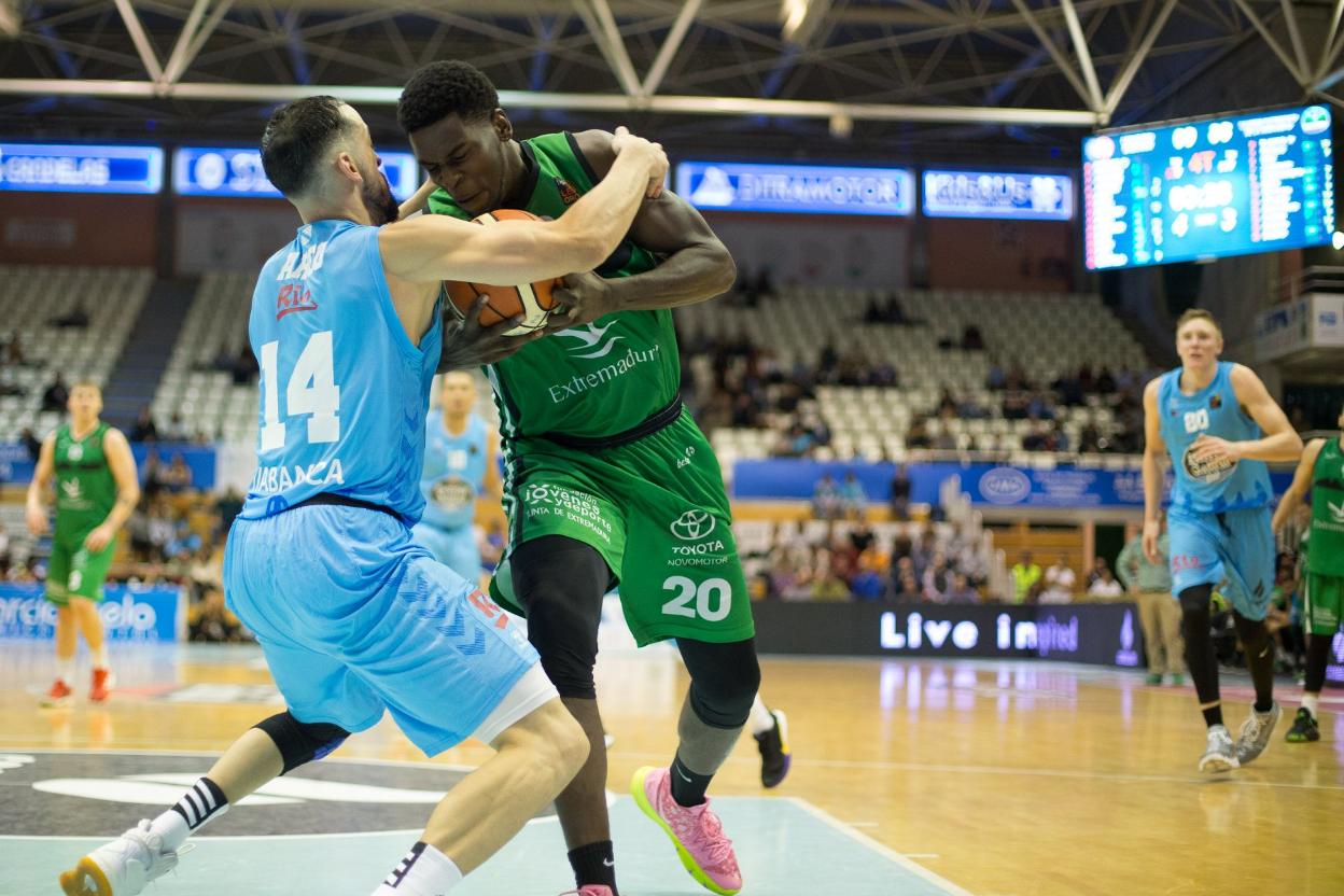 Joseph brega con Salva Arco el pasado martes en Lugo. :: ADG MEDIA