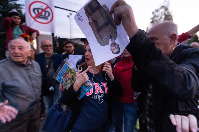 Fotos: Manifestantes y partidos independentistas boicotean el acto del Rey en Barcelona