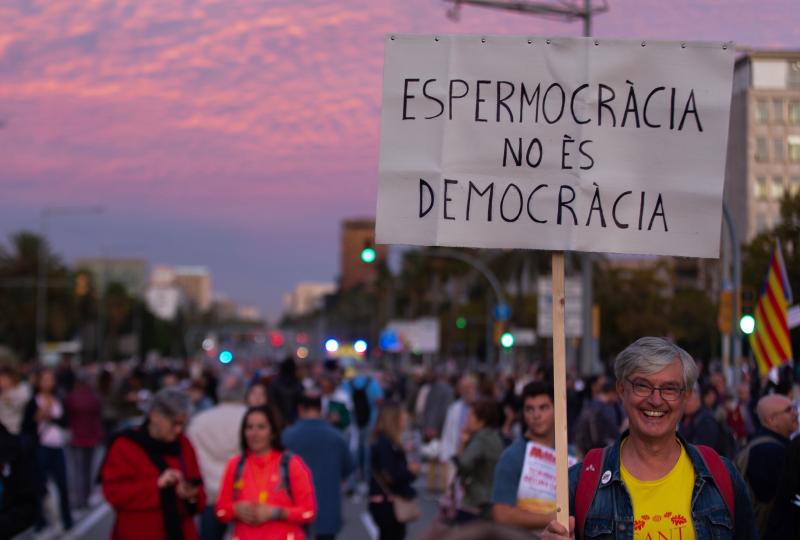 Fotos: Manifestantes y partidos independentistas boicotean el acto del Rey en Barcelona