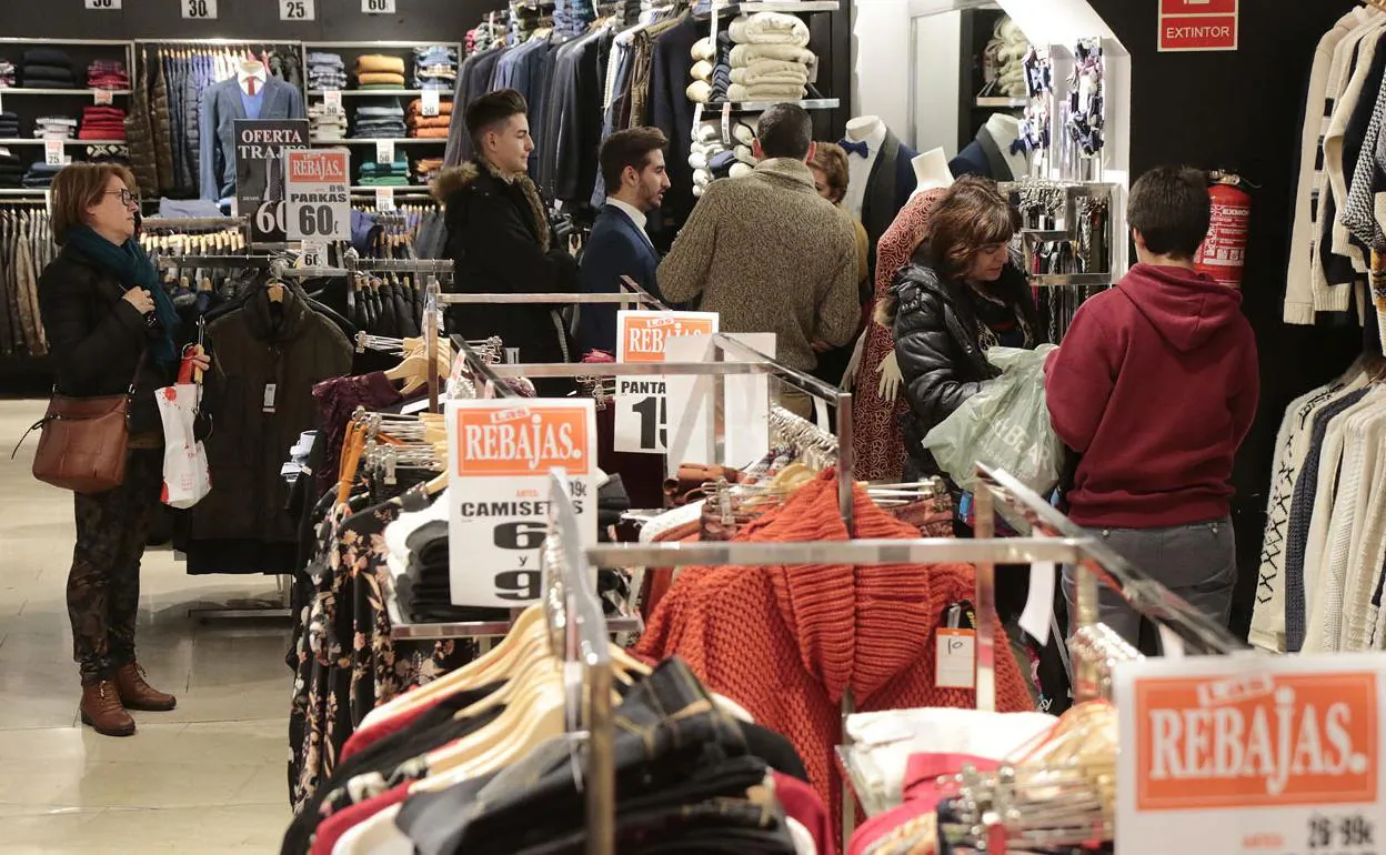 Clientes comprando en una tienda de la calle Sol de Plasencia:: 