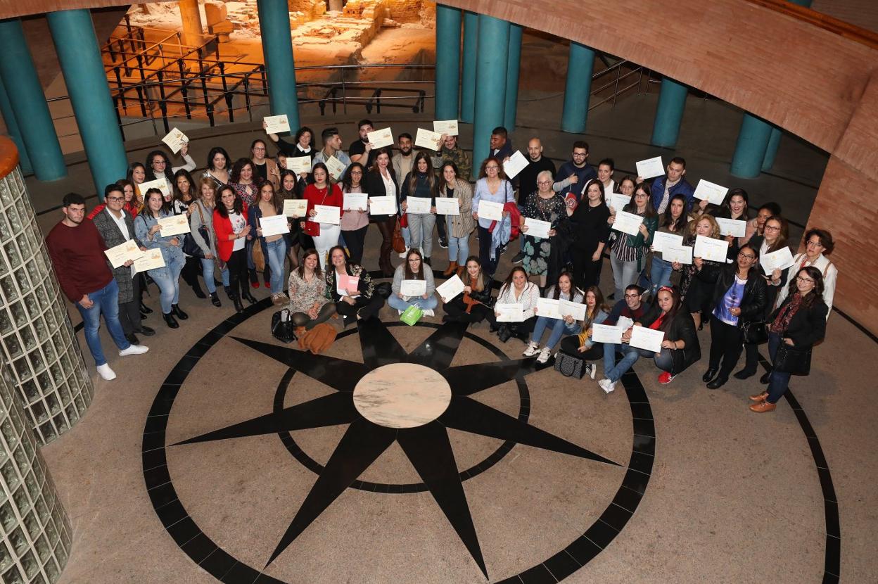 Los alumnos de las tres Escuelas Profesionales posan para HOY tras recibir los diplomas que acreditan su formación. :: BRÍGIDO