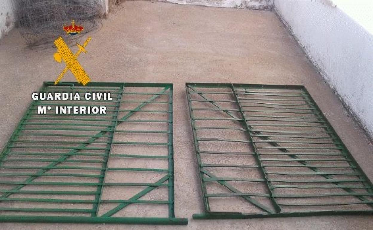 Puertas de hierro recuperadas por la Guardia Civil en Zarza de Montánchez:: HOY