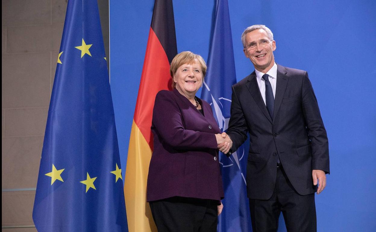 Merkel, con el secretario general de la OTAN, este jueves en Berlín.