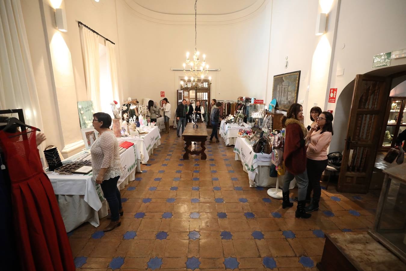 Fotos: El Parador acoge un mercadillo solidario contra el cáncer