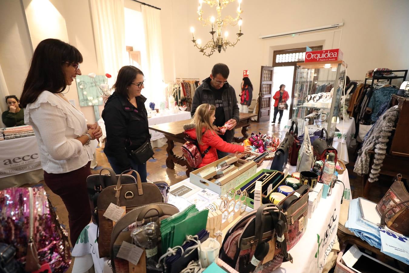 Fotos: El Parador acoge un mercadillo solidario contra el cáncer