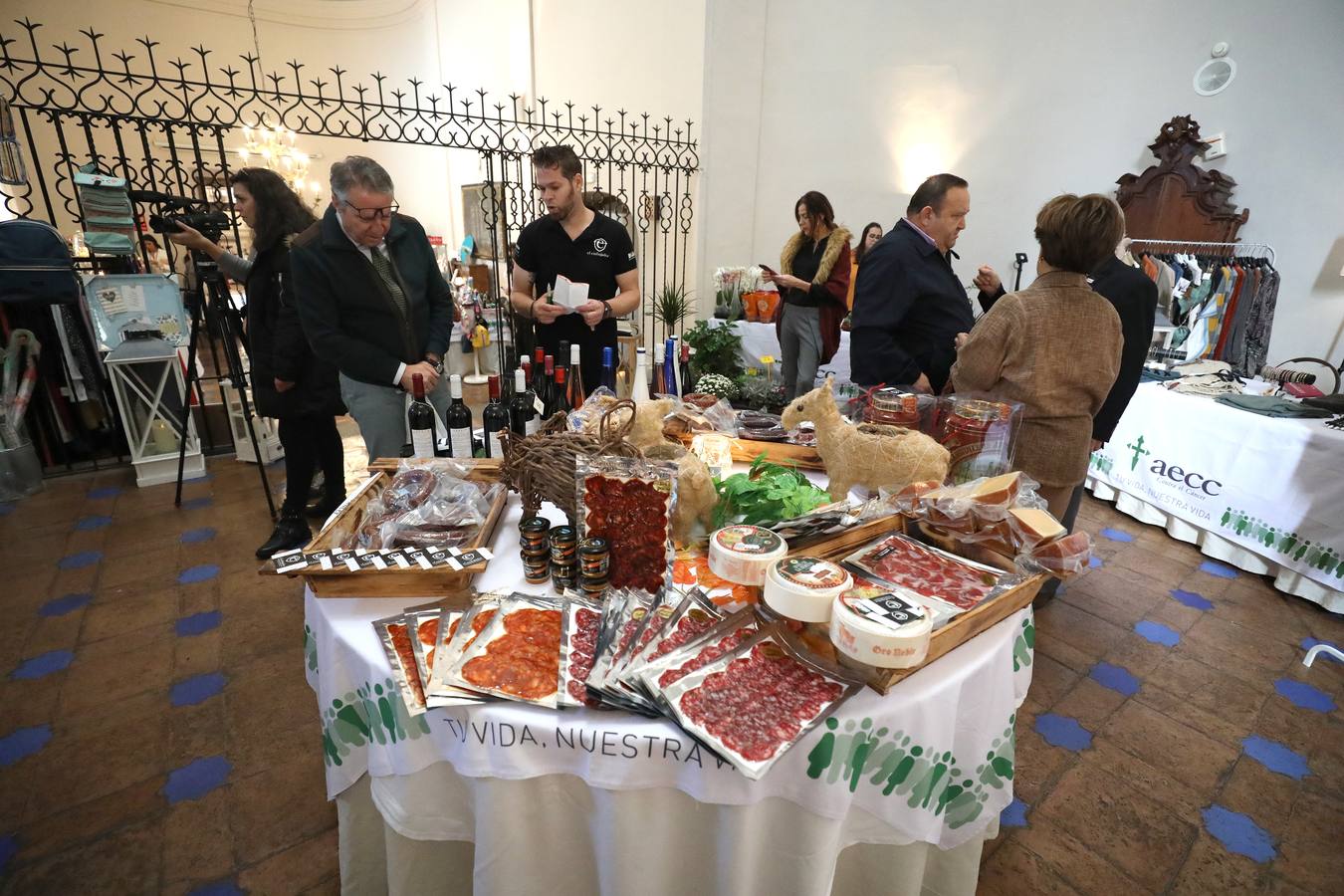 Fotos: El Parador acoge un mercadillo solidario contra el cáncer