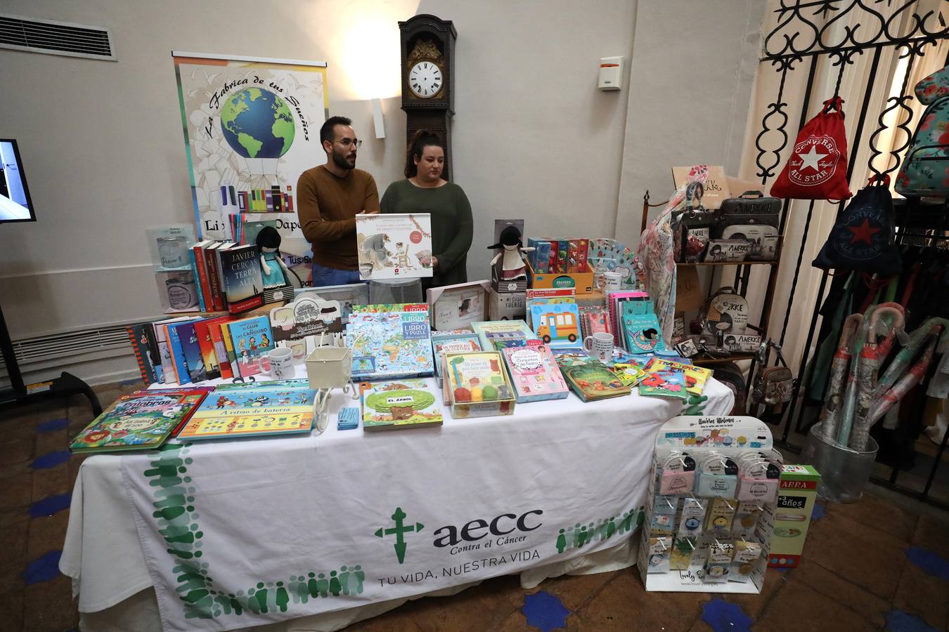 Fotos: El Parador acoge un mercadillo solidario contra el cáncer