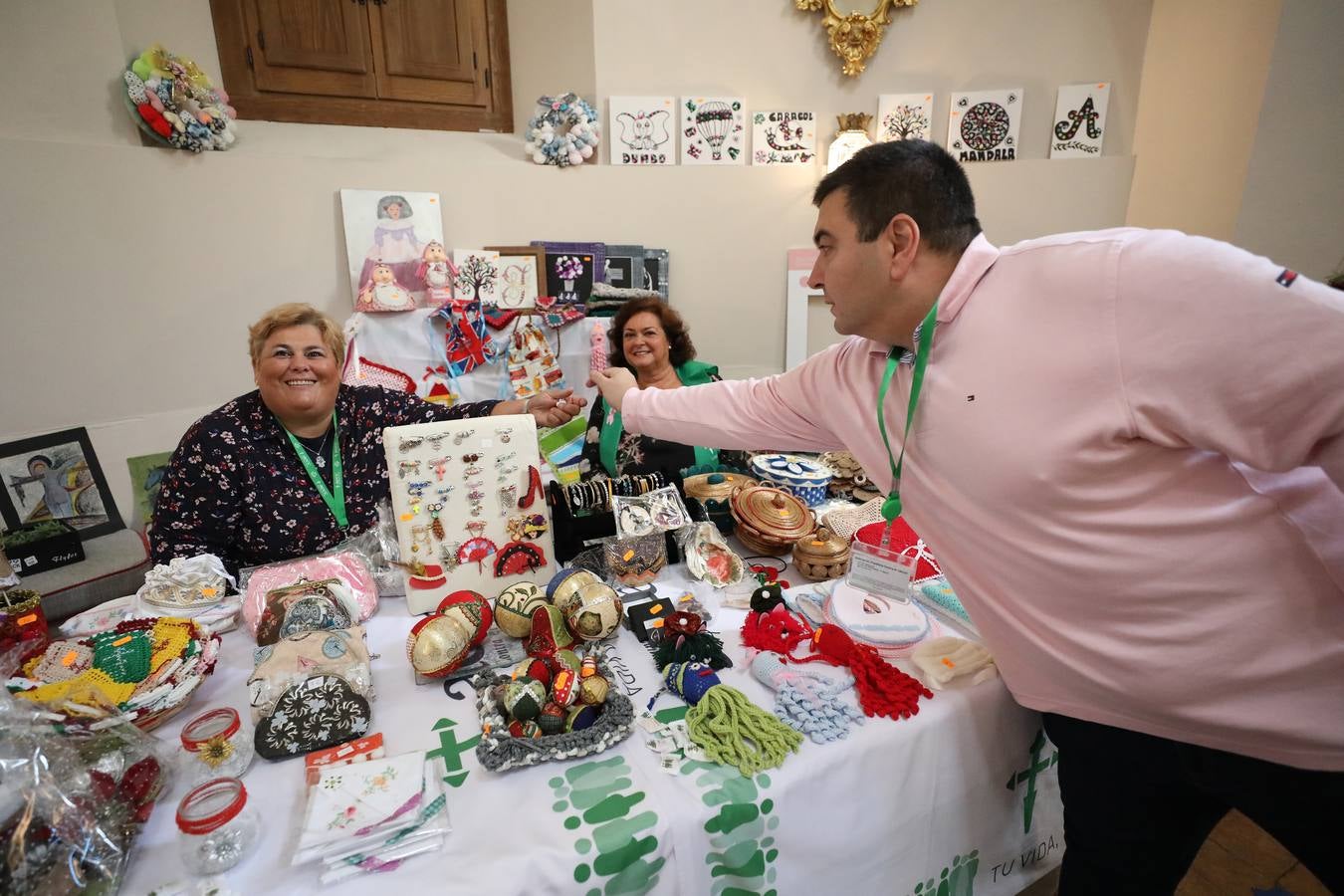 Fotos: El Parador acoge un mercadillo solidario contra el cáncer