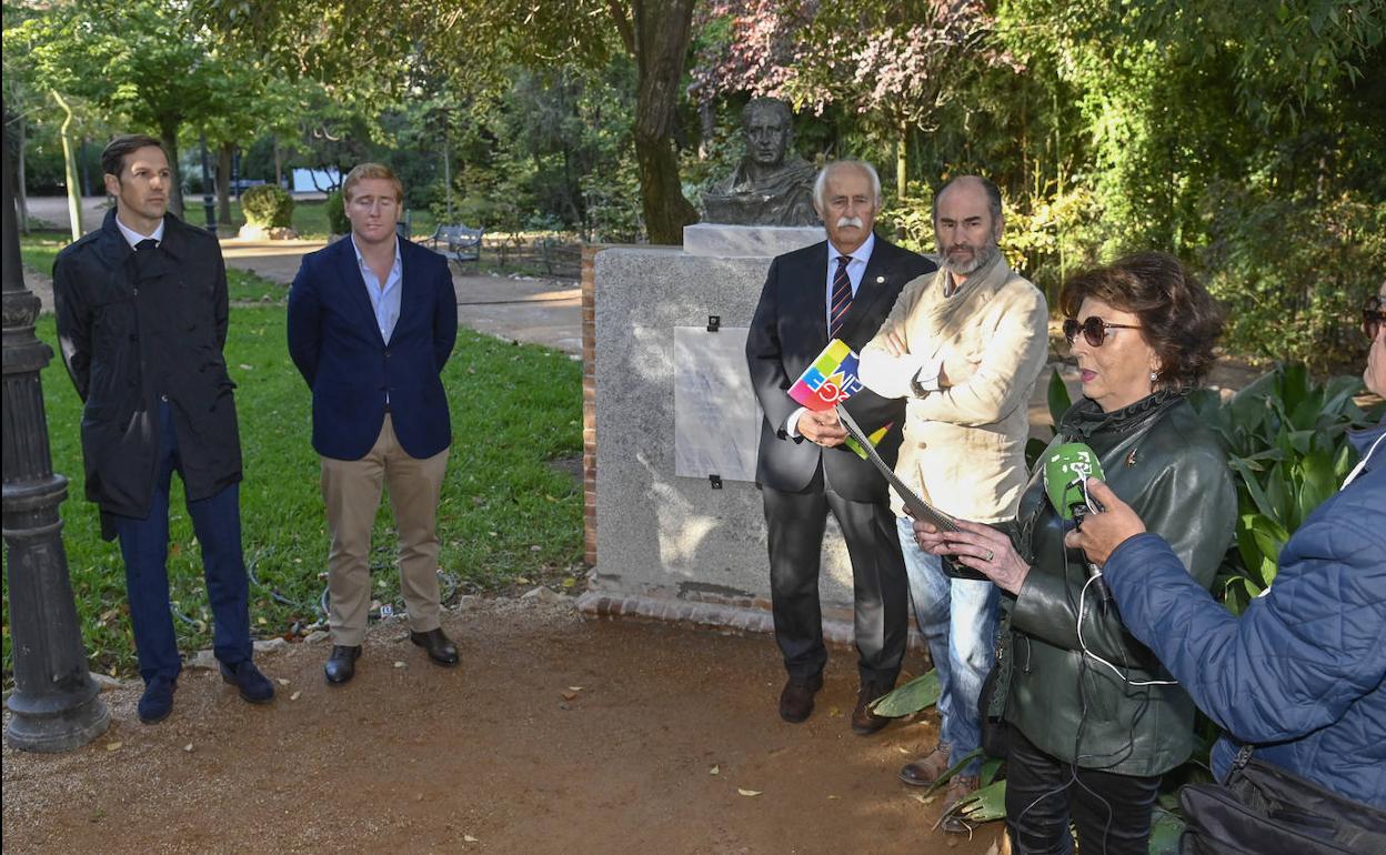 Hinchado restaura en Badajoz el busto de Chamizo, que lleva sesenta años a la intemperie 
