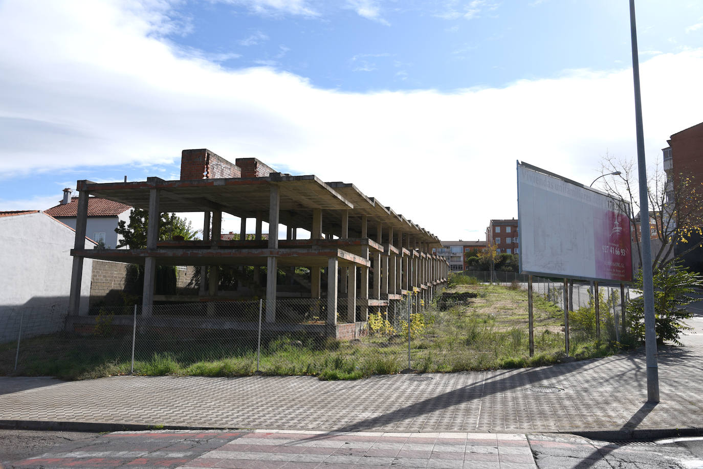 Promoción en la avenida Gabriel y Galán de Plasencia que lleva varios años sin terminar. 