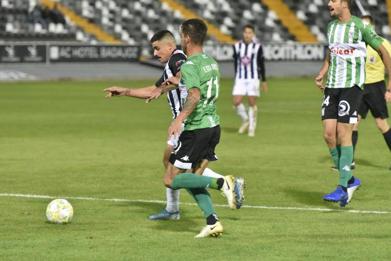 El meta Isma Gil seca a los blanquinegros, que fallaron un penalti en la primera mitad y gozaron de ocasiones claras 