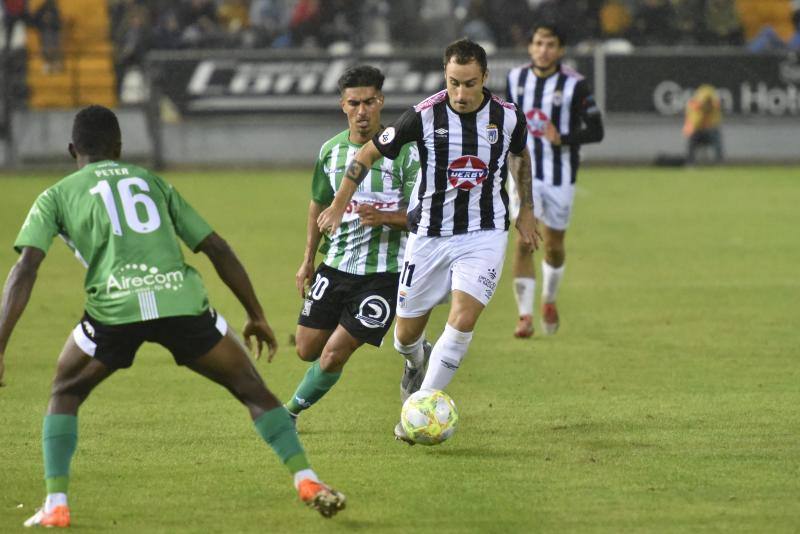 El meta Isma Gil seca a los blanquinegros, que fallaron un penalti en la primera mitad y gozaron de ocasiones claras 