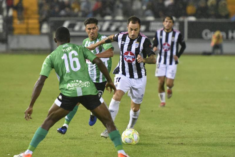 El meta Isma Gil seca a los blanquinegros, que fallaron un penalti en la primera mitad y gozaron de ocasiones claras 