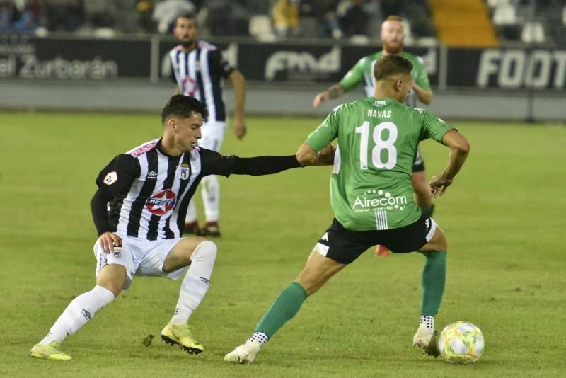 El meta Isma Gil seca a los blanquinegros, que fallaron un penalti en la primera mitad y gozaron de ocasiones claras 