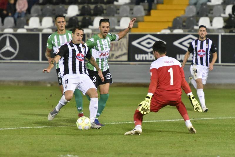 El meta Isma Gil seca a los blanquinegros, que fallaron un penalti en la primera mitad y gozaron de ocasiones claras 