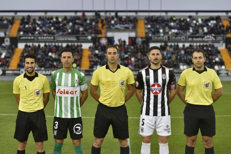 El meta Isma Gil seca a los blanquinegros, que fallaron un penalti en la primera mitad y gozaron de ocasiones claras 