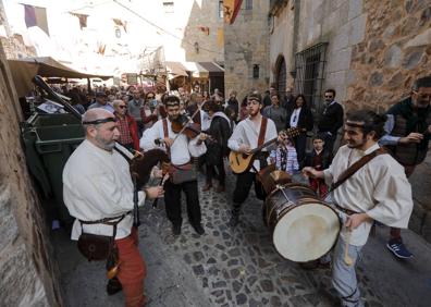 Imagen secundaria 1 - Fin de semana micológico con visita de Carlos V, ambiente medieval y ritmos de jazz