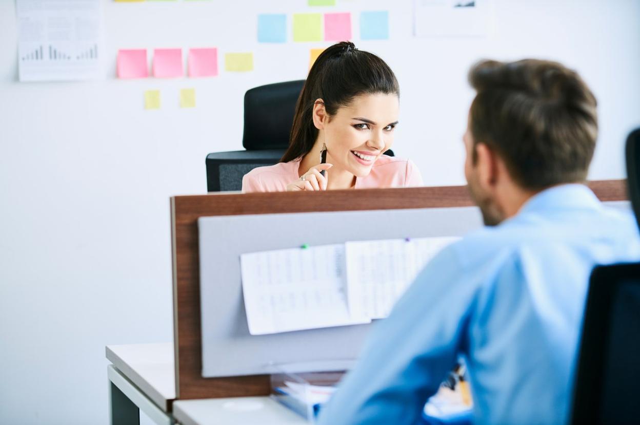 Los enamoramientos no son raros en las empresas, donde se comparten muchas horas y problemas. :: r. c.