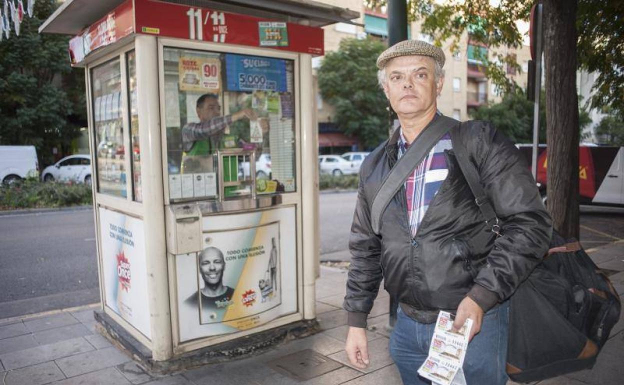 El cuponero Francisco Ponte Veredas vendió el cupón agraciado en la barriada de San Fernando:: PAKOPÍ