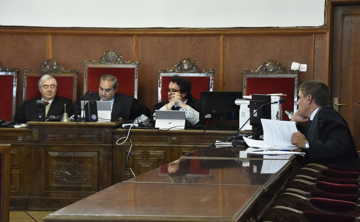 Enrique Martínez, José Antonio Patrocinio y Matías Martínez Madrigal conforman el tribunal. :: C. MORENO