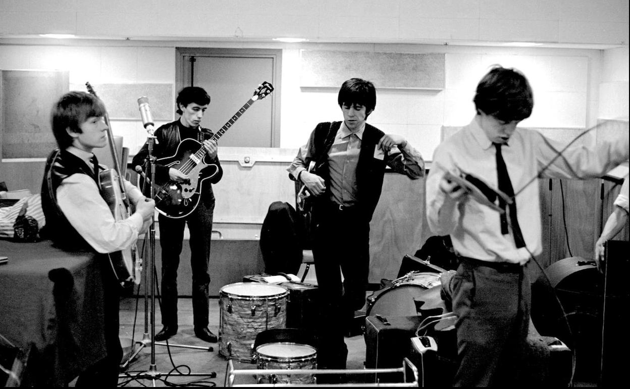 Brian Jones, Bill Wyman, Keith Richards y Mick Jagger en los estudios de grabación De Lane Lea.