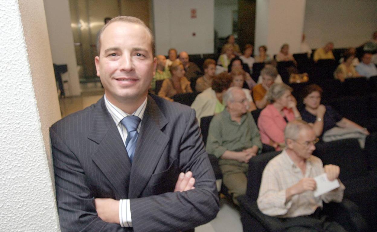 El gemólogo Heraclio Besada da una conferencia del Aula HOY