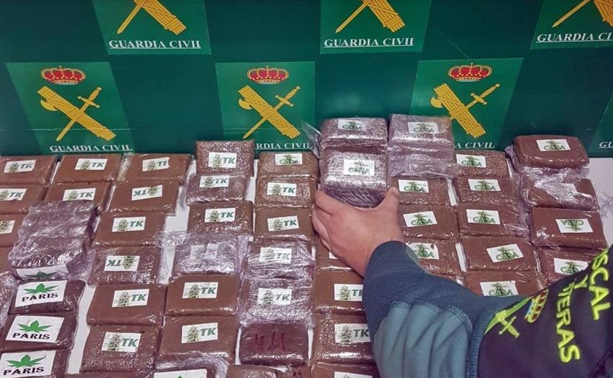 Tabletas de hachís intervenidas por la Guardia Civil en la A-66:: HOY