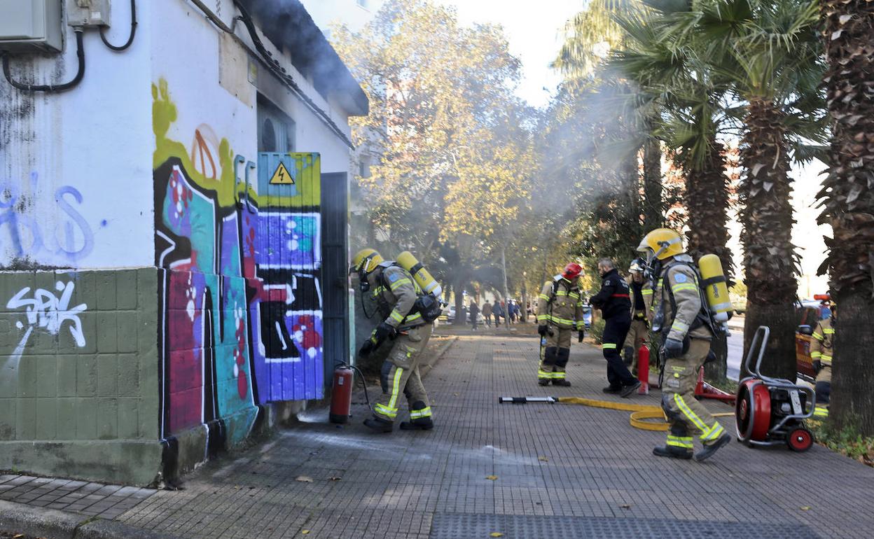 Bomberos sofocando el incendio originado en el centro de transformación. 