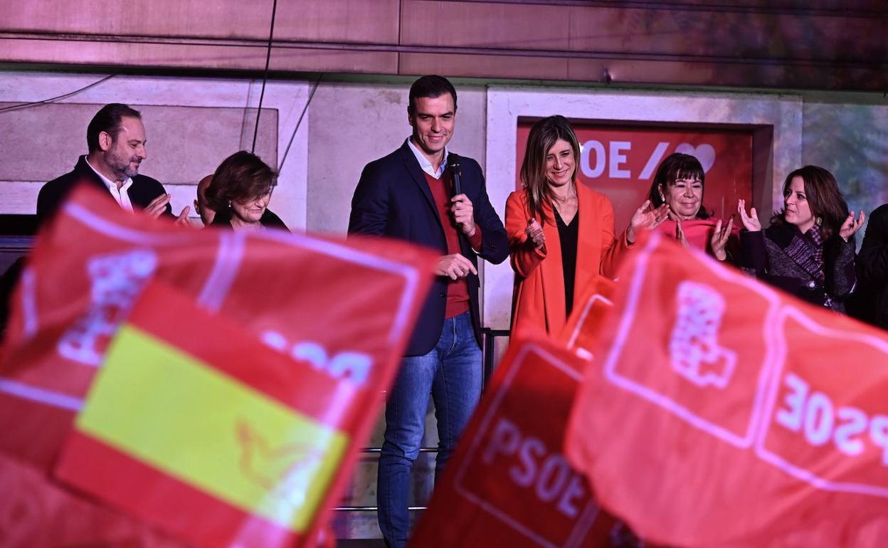 Pedro Sánchez, celebra la victoria en las elecciones ante la sede del PSOE, en la calle Ferraz de Madrid.