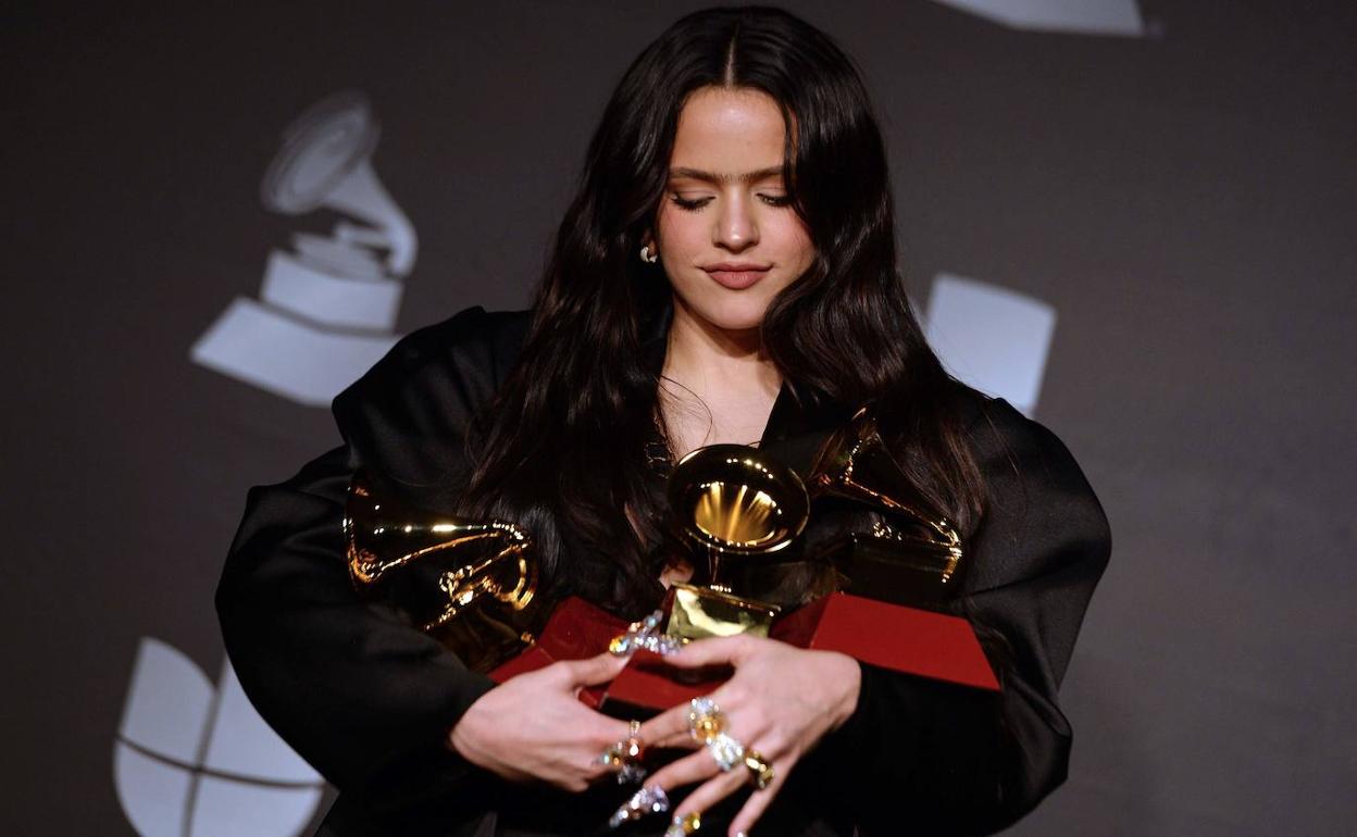 La cantante Rosalía sostiene sus premios en los Grammy Latino 2019.